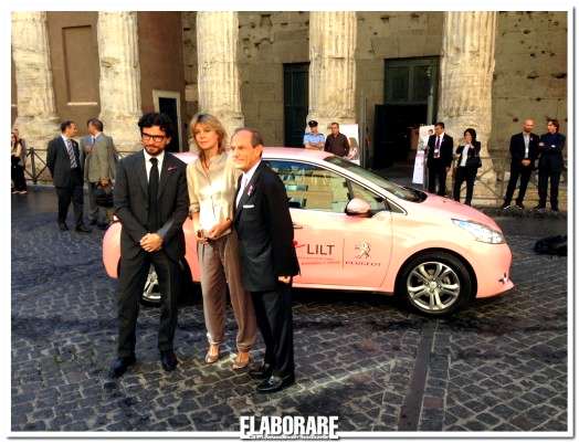 Eugenio Franzetti (Peugeot Italia) consegna la Peugeot 208 in rosa allla LILT insieme a Margherita Buy