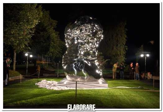 La scultura Louis Chevrolet di notte